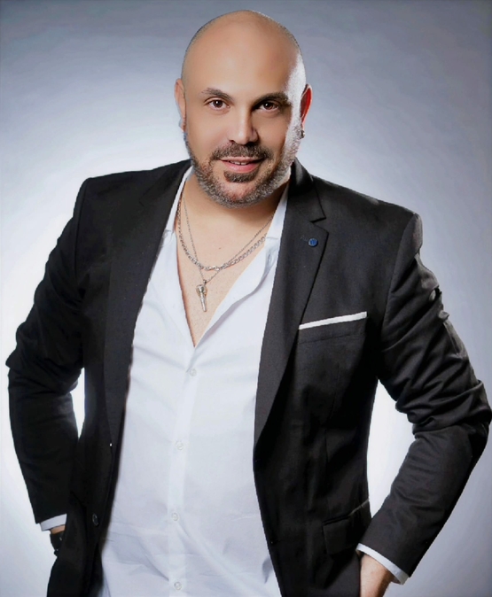 תמונת מופע: תמונה של אסי יחיאל בחליפה מחוייך