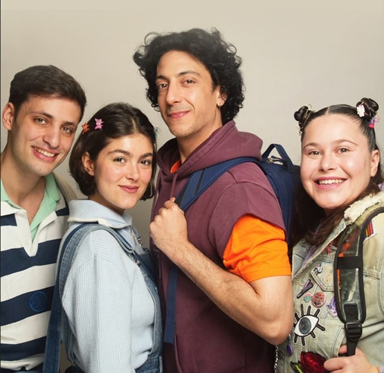 תמונת מופע: תמונה משותפת של ארבעת שחקי המופע כדמויות