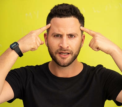 תמונת מופע: תמונה של גיא הוכמן בחולצה שחורה