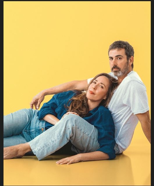 תמונת מופע: תמונה של יפתח קליין ושירי ארצי יושבים על הרצפה