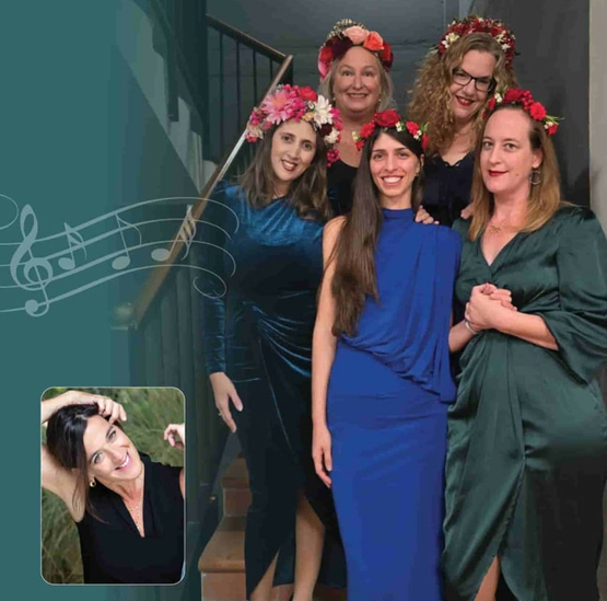 תמונת מופע: נשים מחייכות עם זרים על הראש וצד תמונה קטנה של אישה מטעה את ראשה הצידה
