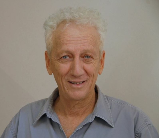 תמונת מופע: מוני מושונוב מחייך