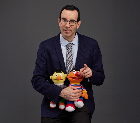 תמונת מופע: תמונה של אורי ברויר אוחז ב 2 בובות מהחבובות
