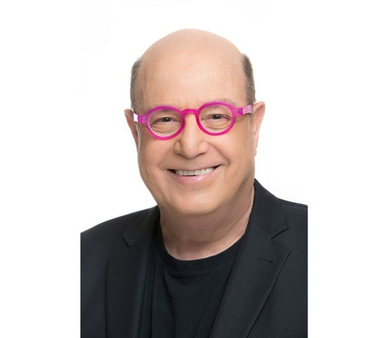 תמונת מופע: טוביה צפיר מחייך